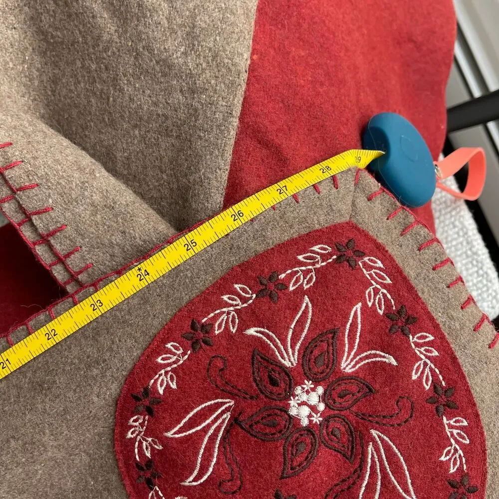 Interieur Passion French Throw Wool Blanket Beige Red Heart Embroidered Theme